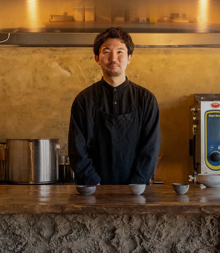 オーベルジュ「physis（ピュシス）」オーナーシェフ 川﨑遼平「この店を旅の目的地にしてもらい、国東という場所を好きになるきっかけにしてほしいです」｜with PEOPLE 縁ある人たち｜koji note[三和酒類株式会社]