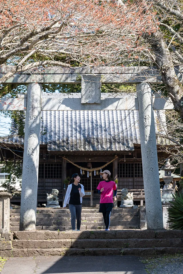 野津原神社。鳥居には「加藤神社」と記されている