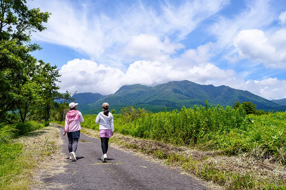 正面にくじゅう連山を望む。一番高い真ん中のピークが九州本土最高峰の中岳（標高1791m）