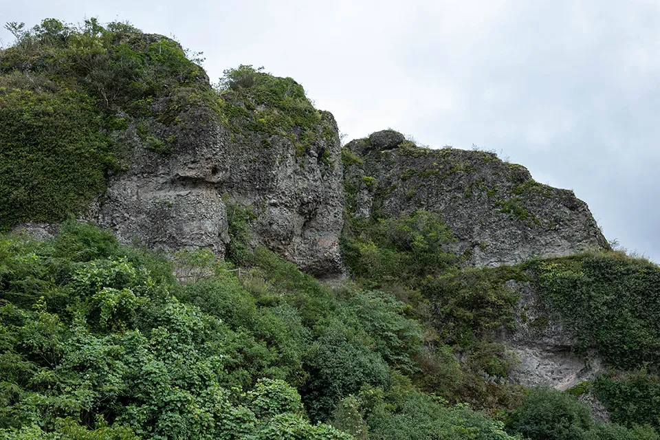 コース中にそびえる岩峰「間戸ン岩（まどんいわ）」。国東半島にはこうした奇岩が多く、山岳信仰の対象とされる