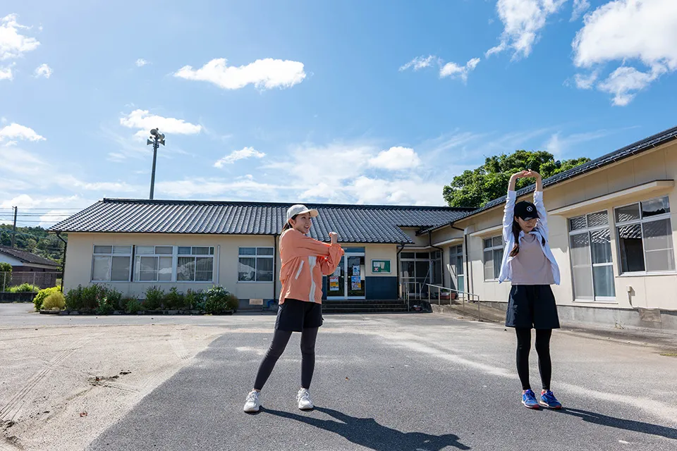 今回のスタート地点は田染公民館前。まずは入念にウオーミングアップ