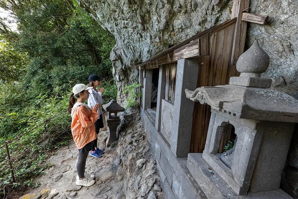 朝日観音は木製の祠（ほこら）に祭られている