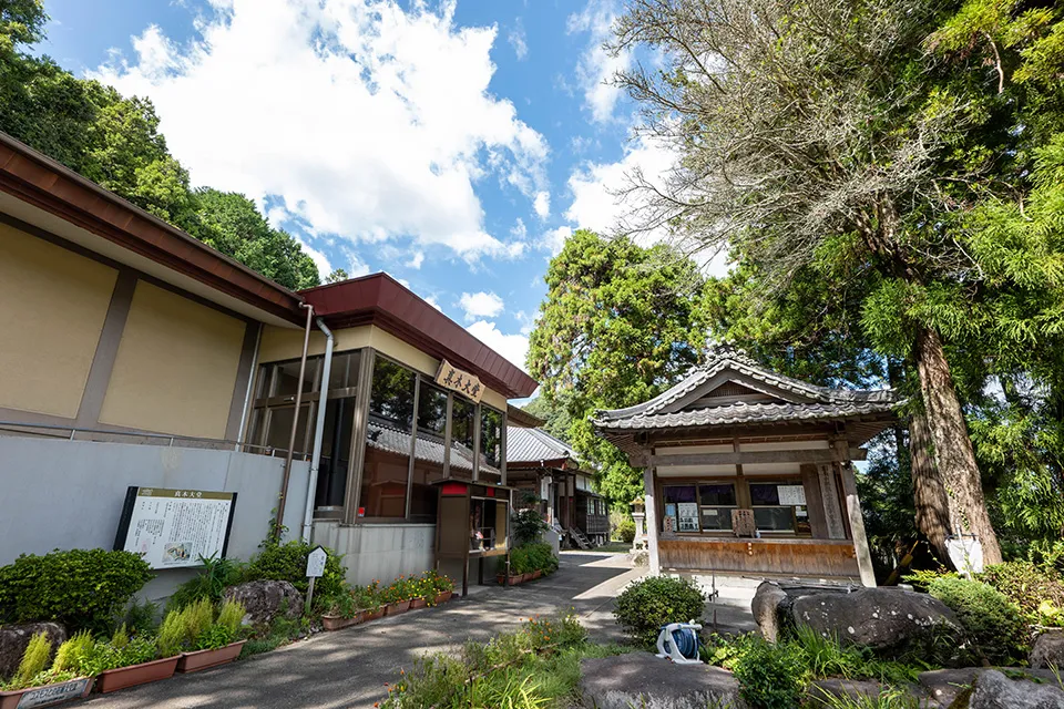 中央の「真木大堂」という看板がある建物が「収蔵庫」。その奥に江戸時代に再建された「旧本堂」がある