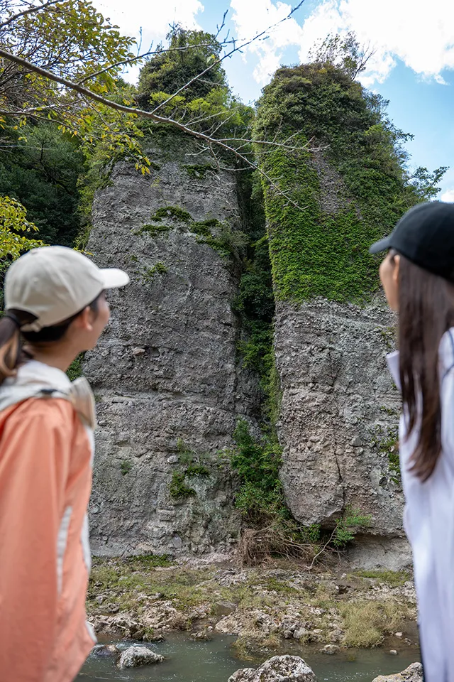 三の宮の景はそそり立つ岩の迫力が見事