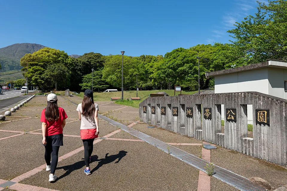 鉄輪地獄地帯公園を出発。左奥に見えるのが鶴見岳