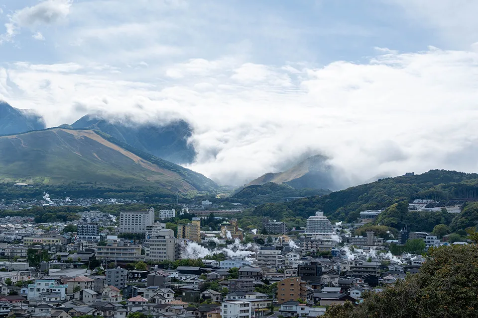 湯けむり展望台からの眺め。左奥が扇山