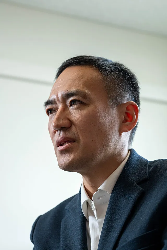 馬奈木俊介教授。九州大学伊都キャンパス内の馬奈木研究室にて