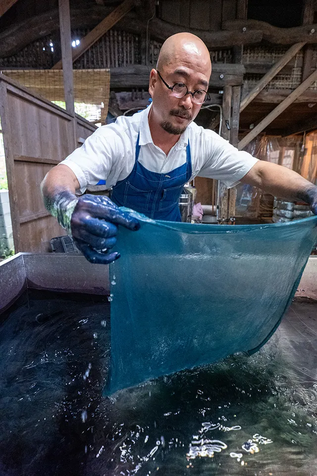 その後、水で洗うと水色、青と変化する。辻岡さんはこの色の変化と、成長していく青の美しさに魅了されて、藍染めの道を志した