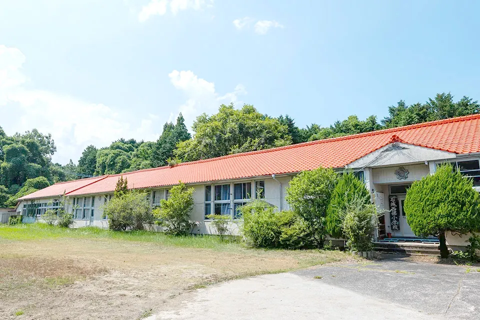 赤い屋根が気に入ったという旧石城西部小学校の校舎