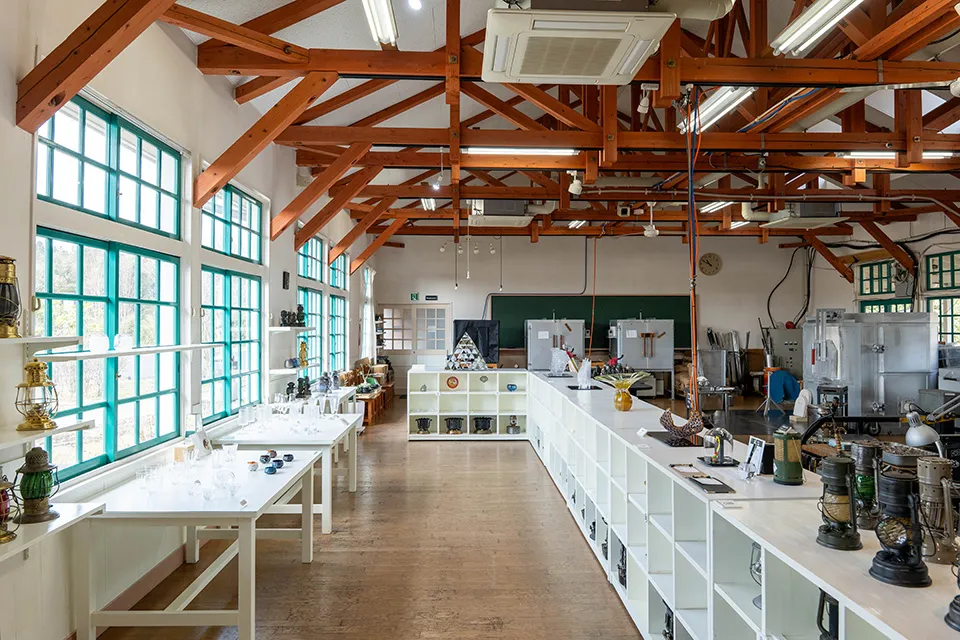 くじゅう連山を背にする「Magma Glass Studio」。作品の展示、販売も行う。窯など工房内の機材の多くを井上さん自身が作っている