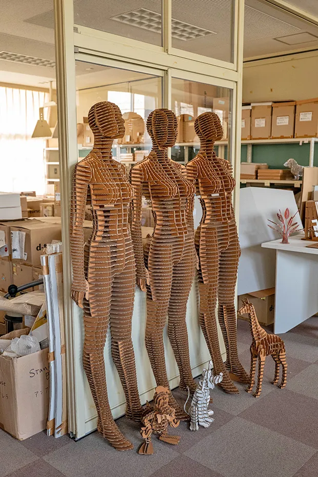 段ボール製組み立て式マネキン「d-torso」